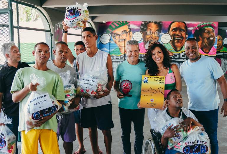 Karinah e projeto social da Mangueira promovem ação de Natal com doação de 2 mil cestas básicas na comunidade