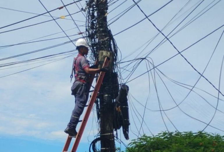 Rio das Ostras começa a remover cabos e fios desativados de postes da cidade