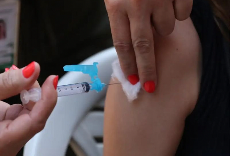 Vacinação contra a dengue está disponível nas unidades de saúde de Silva Jardim