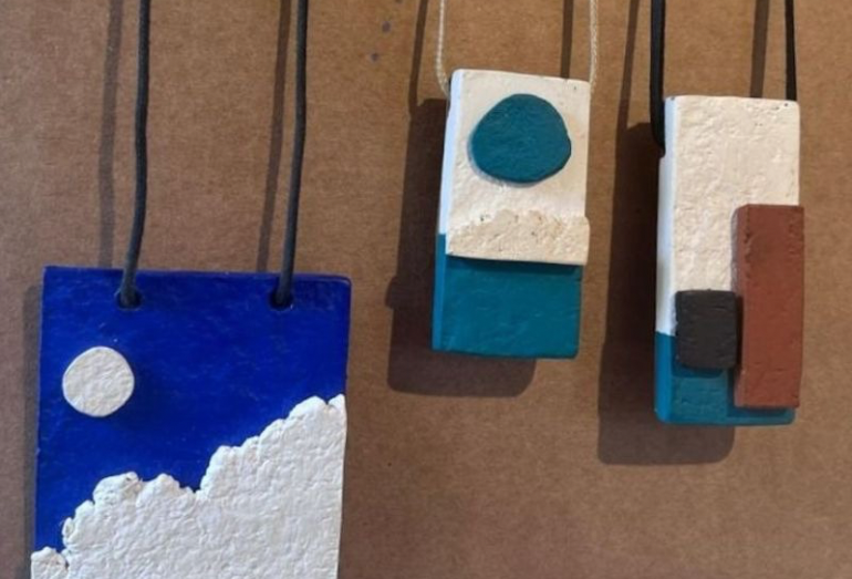 Rio das Ostras tem exposição de joalheria, papel machê, móbiles e figurinos