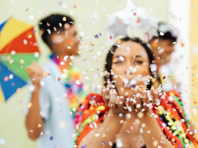 Bailes de Carnaval misturam samba, axé e frevo em Cantagalo, Rio das Ostras