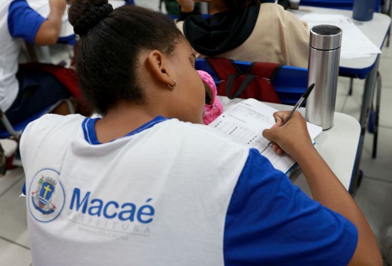 Alunos da rede municipal recebem a recarga do Cartão Educação em Macaé