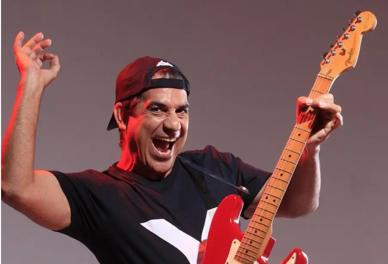 Ex-vocalista do Asa de Águia, Durval Lelys se apresenta na orla da Praia Campista