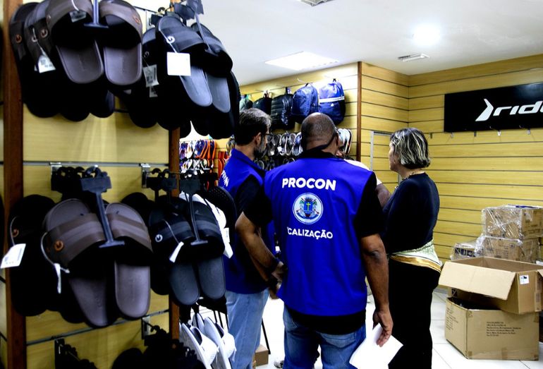 Consumidores devem pesquisar preços e exigir nota fiscal nas compras do Dia das Mães