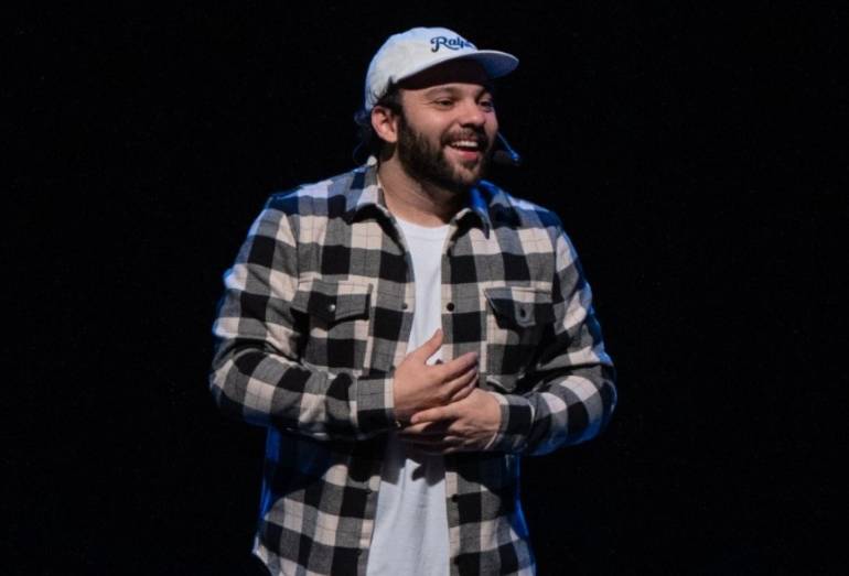 Raphael Ghanem chega ao Rio com o espetáculo “Se é que você me entende”