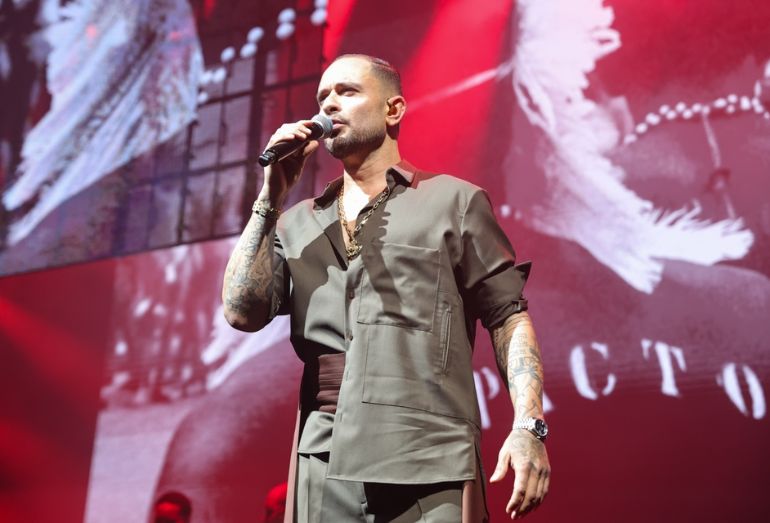 Diogo Nogueira homenageia Paolla Oliveira durante estreia de novo show no Rio