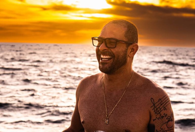 Diogo Nogueira descobre nova doença na voz e cancela shows
