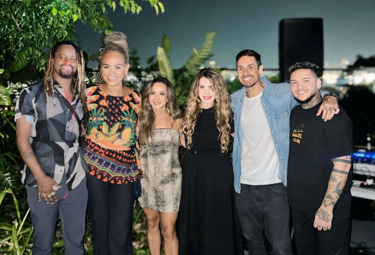 Toni Garrido celebra aniversário no Rio; Suel e Elba Ramalho marcam presença