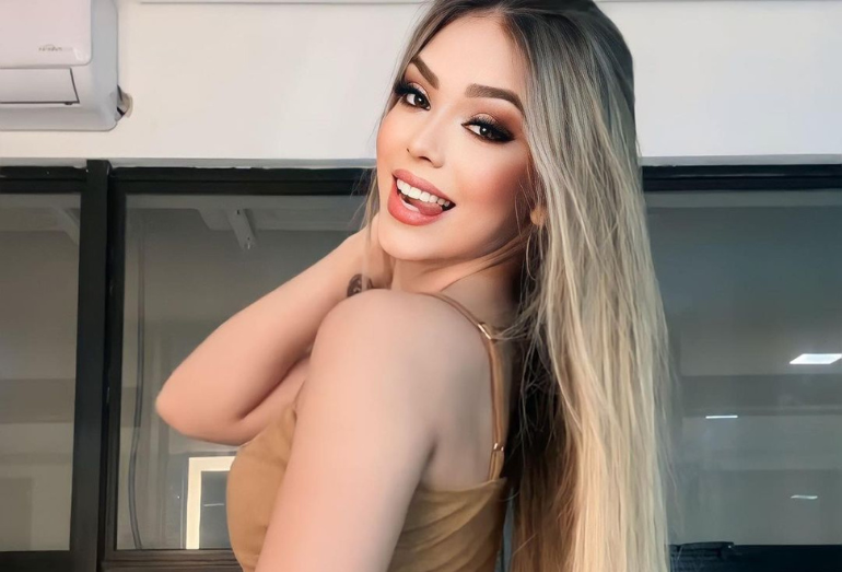 Melody é vista em clima de romance com ex de Mari Menezes em quiosque no Rio