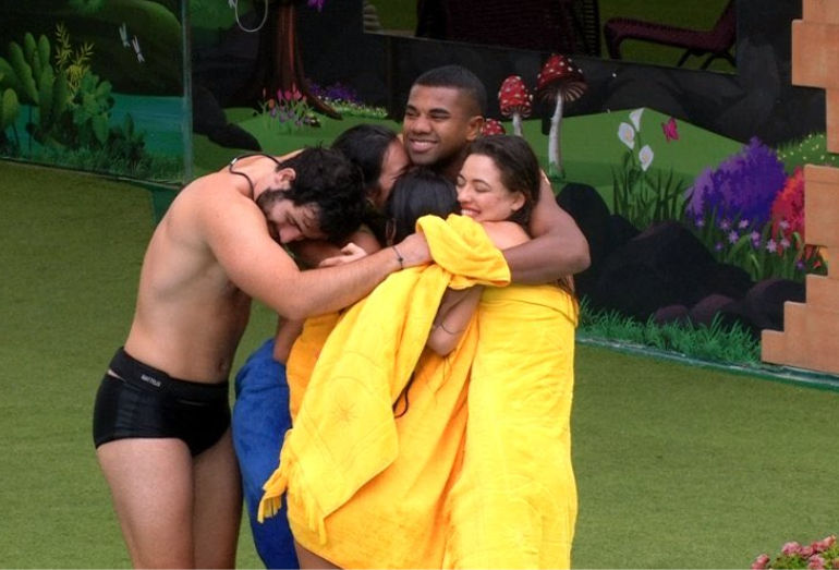 Brothers do grupo Fadas pulam seminus na piscina do BBB 24; assista