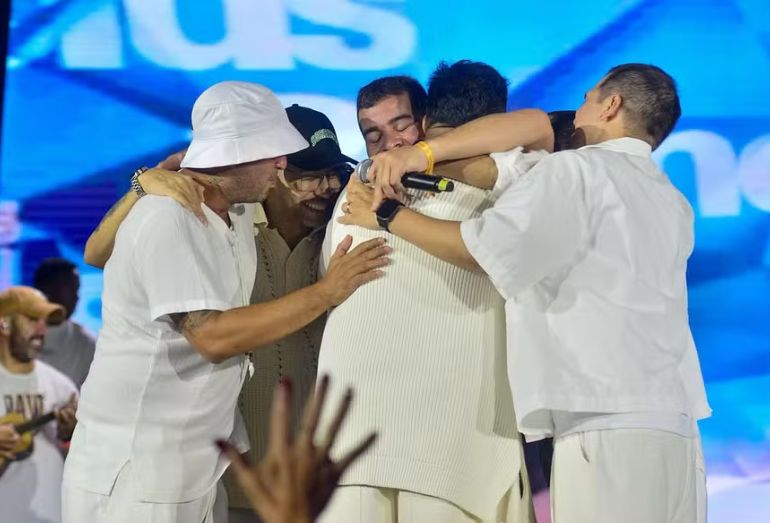 Thiago Martins se emociona ao reencontrar o Sorriso Maroto em navio e exalta amizade com Bruno Cardoso