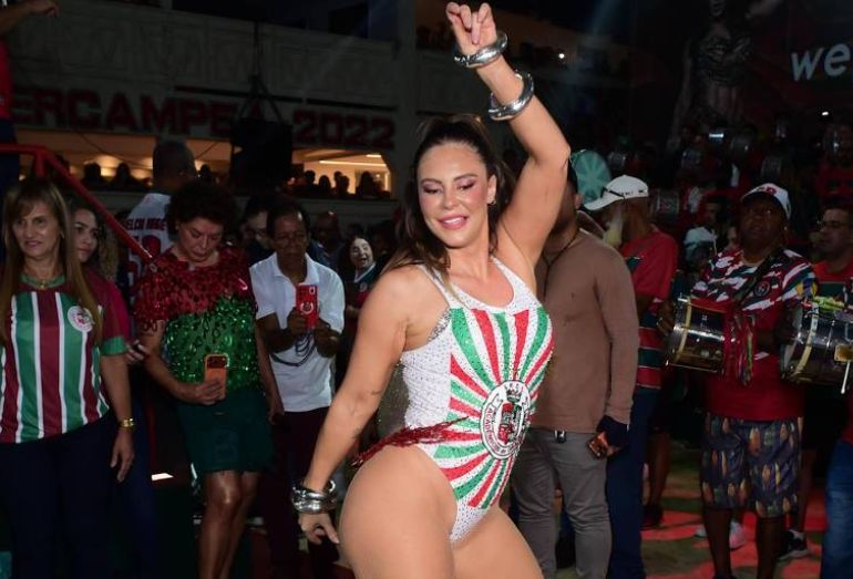 Paolla Oliveira surge de surpresa na Grande Rio e é ovacionada pela comunidade