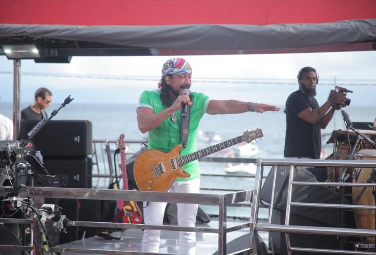 Bell Marques compra mercadoria de ambulante com isopor quebrado