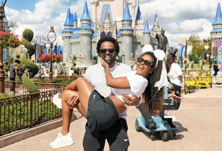 Xande de Pilares surpreende Thay Pereira com pedido de casamento na Disney