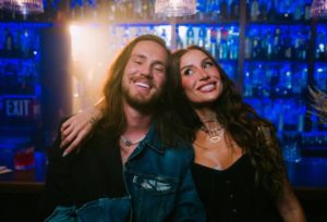 Vitor Kley vive par romântico com Bianca Andrade em novo clipe