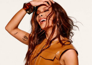 Anitta retorna aos palcos no México após meses longe dos shows e agita a web com novo visual