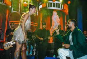 Yan pede namorada em casamento ao som de Ferrugem no PagodYANdo