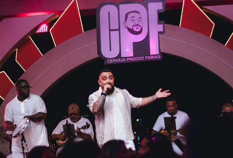 Prestes a iniciar oficialmente a carreira solo, Farias grava audiovisual e assina com a Warner Music Brasil