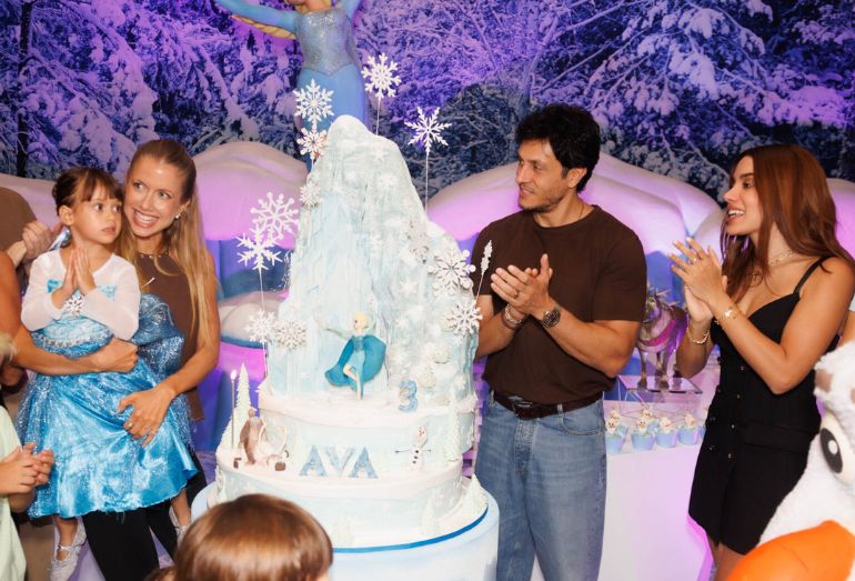 A cantora Anitta sorrindo ao lado de Gabriela Prioli e da pequena Ava, que está vestida de princesa Elsa do filme Frozen