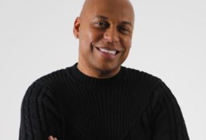 Délcio Luiz celebra 35 anos de carreira com gravação de audiovisual no Renascença