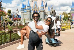 Xande de Pilares surpreende Thay Pereira com pedido de casamento na Disney