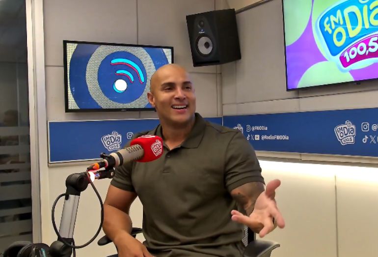 Print do vídeo da FM O Dia TV mostrando Pereira conversando no microfone durante o programa "O Que Tá Rolando".