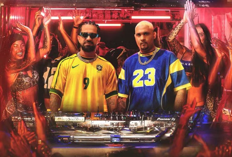 Foto promocional de Dennis e Kevin O Chris, no Morro da Providência, representando a parceria no novo álbum "EU E KEVIN, DENNIS E EU".