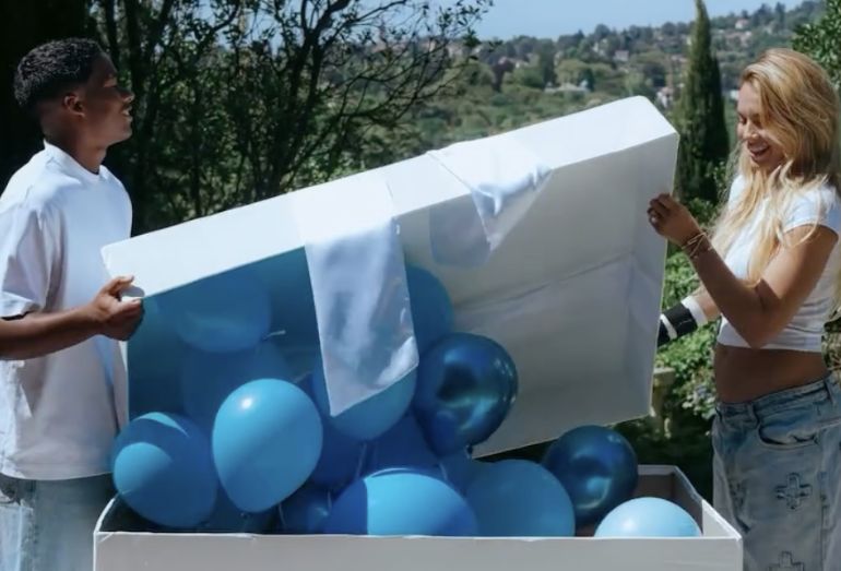 Endrick e Gabriely Miranda em meio a balões azuis durante o chá revelação do primeiro filho.