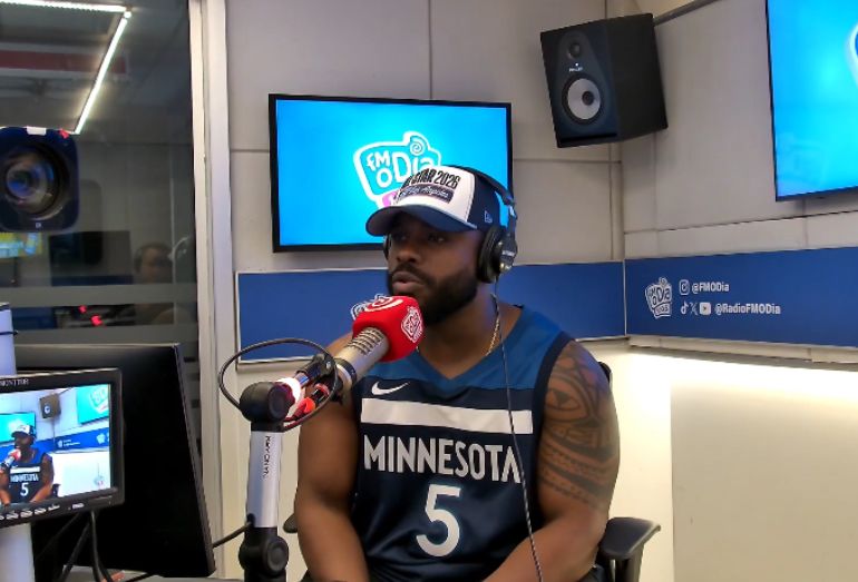 Nego Damoé em entrevista no estúdio da FM O Dia, contando histórias sobre sua carreira e a parceria com Ludmilla.