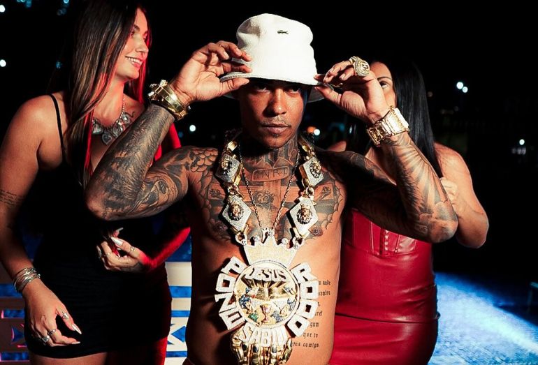 Foto de arquivo do MC Poze do Rodo com expressão séria em divulgação de nova faixa