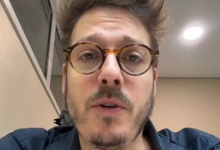 Imagem de arquivo de Fábio Porchat falando sério,