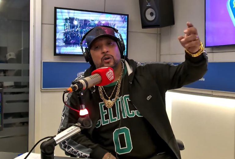 MC Frank durante entrevista, com semblante sério e gesticulando enquanto narra a história de sua prisão ao lado de outros MCs.