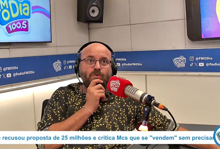 O comediante Paulinho Serra sorrindo de forma expressiva enquanto concede uma entrevista descontraída nos estúdios da rádio FM O Dia.