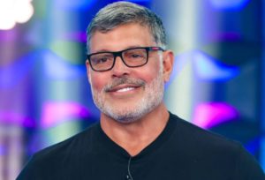 Alexandre Frota reage ao ser chamado de “gostoso sem limites” por Claudia Raia e relembra mudança de vida