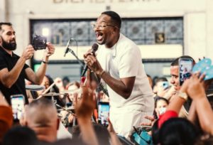 Mumuzinho faz show surpresa na Central do Brasil