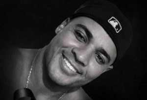 Filho de vocalista do Olodum morre aos 39 anos após acidente de moto em Salvador