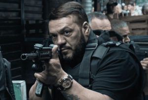 Belo sofre acidente durante gravação de “Arcanjo Renegado” na Rocinha